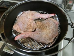 ダッチオーブンに鶏をセット_171224