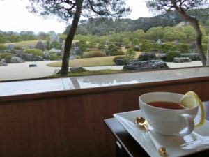 日本庭園を望みながら紅茶_171223