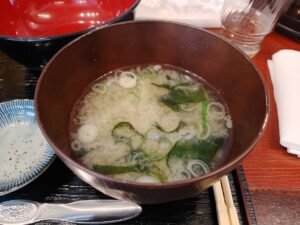 漁師飯し 一心の「海鮮丼」汁物
