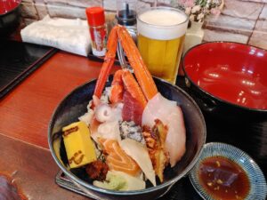 漁師飯し 一心の「海鮮丼」と小樽麦酒