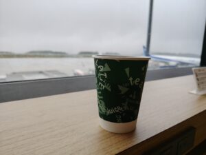 広島空港のラウンジでソフトドリンクを頂く