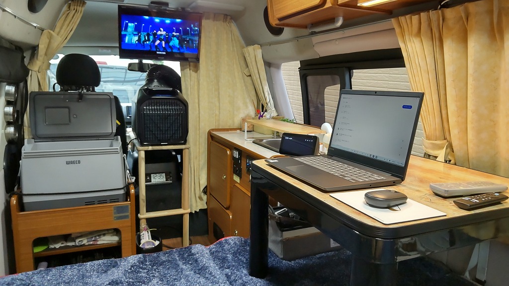 Walk2の車内でWAVE 3を稼働させくつろぐ